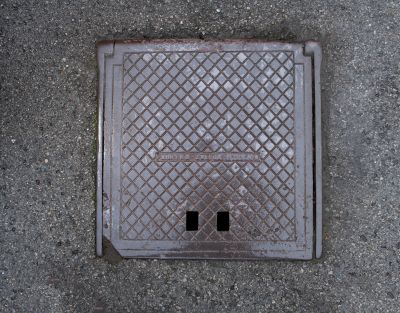 Spacerując po Śr&oacute;dmieściu można jeszcze bardzo często napotkać prostokątny właz produkcji Salomona Zweiga, z odciśniętą w powierzchni dekoracją we wz&oacute;r "karo".  Wyr&oacute;b na zdjęciu znajduje się w nawierzchni ul. Dekerta (zlokalizowane są tam dwa identyczne włazy), ale można je także odnaleźć w chodniku przy ul. Targowej 1 oraz w ogrodzie na terenie prywatnej posesji przy ul. Targowej 7. Zachowało się także wiele identycznych właz&oacute;w, r&oacute;żniących się jedynie brakiem sygnatury fabryki. Fot. Bogdan Szczupaj, Pola Antonina Słomińska, Galeria Fotografii Miasta Rzeszowa